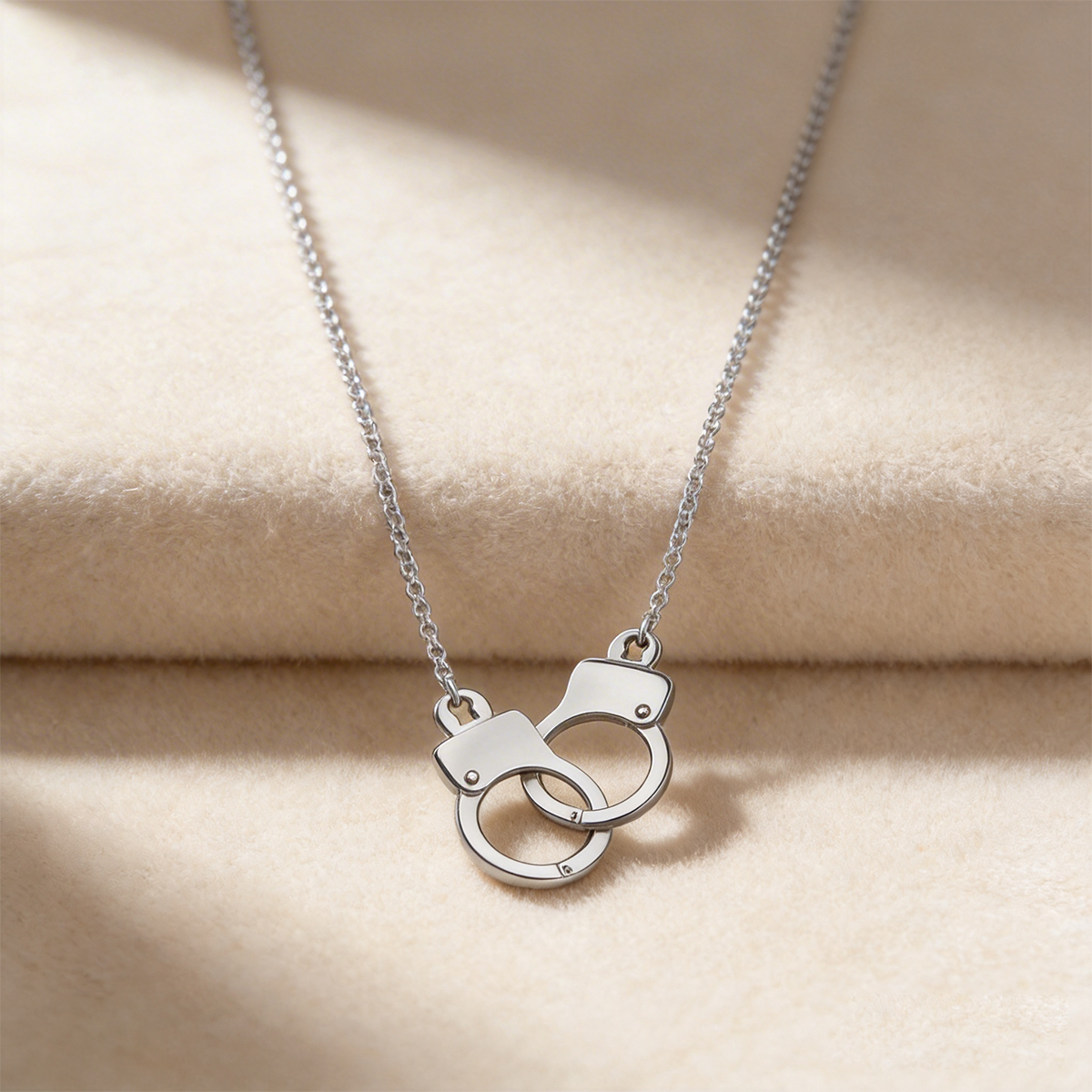 Symbolic Connection Necklace – Minimalist Jewelry with Meaning