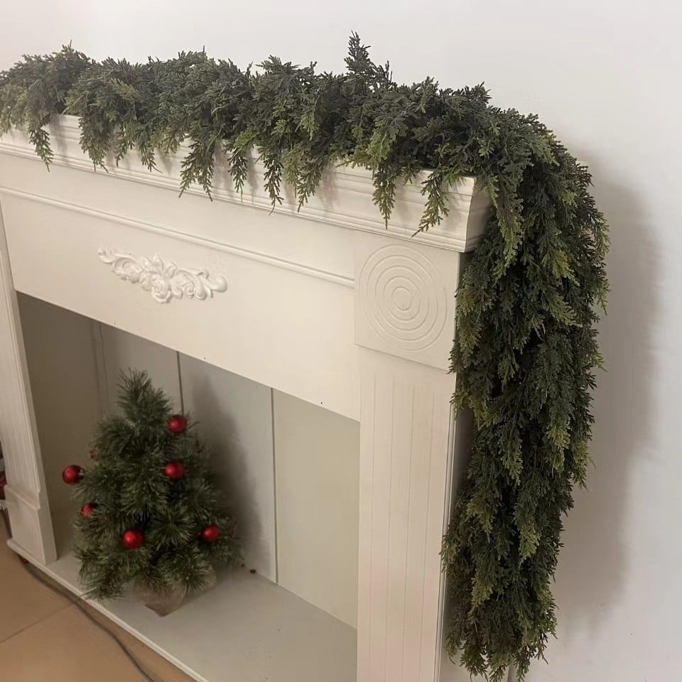 Artificial Cedar Garland — 180cm Lush Greenery for Holiday Decorating