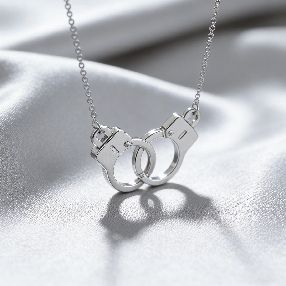 Symbolic Connection Necklace – Minimalist Jewelry with Meaning