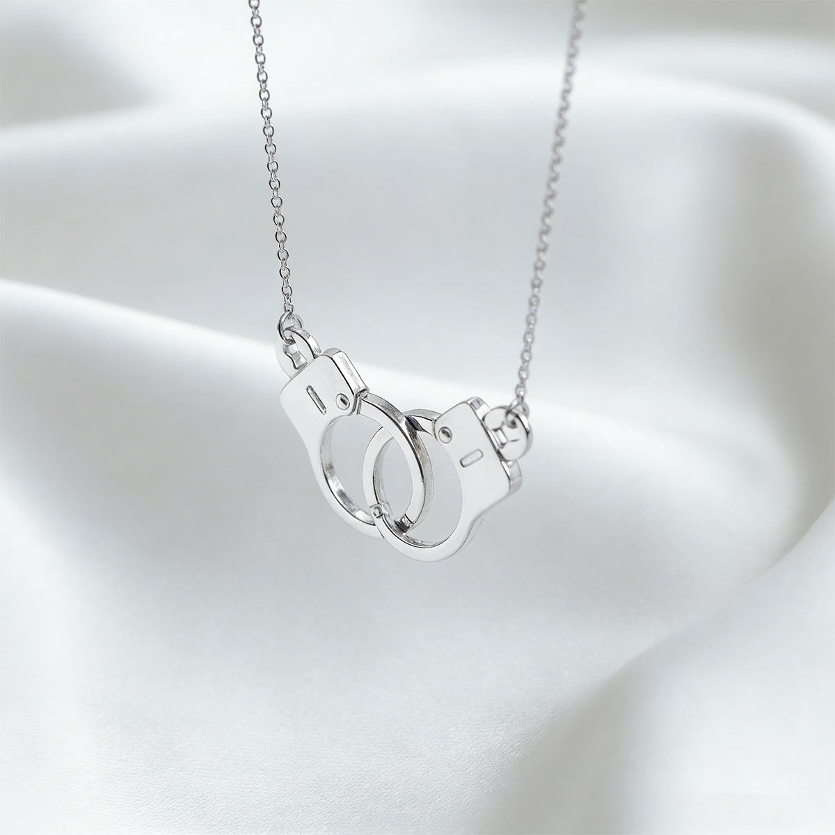 Symbolic Connection Necklace – Minimalist Jewelry with Meaning