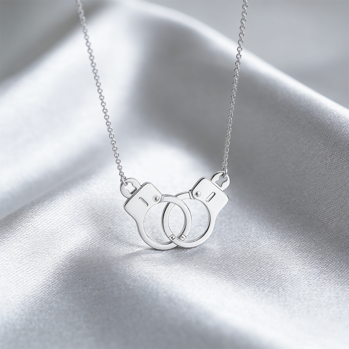 Symbolic Connection Necklace – Minimalist Jewelry with Meaning