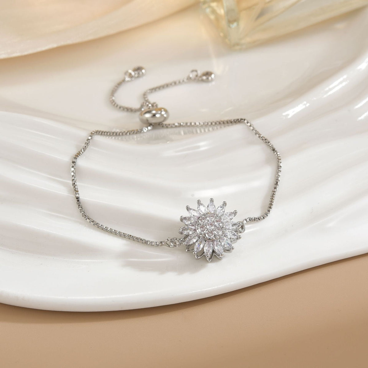 Chic Sunflower Bracelet – Adjustable, Sparkling & Perfect for Any Occasion