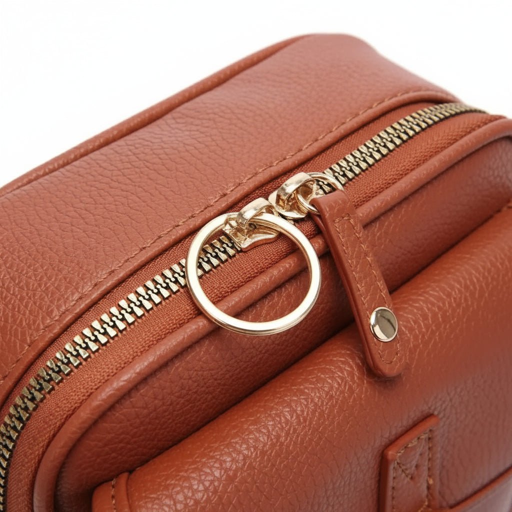 DAYGUARD – Compact crossbody with secure zippers and ample space