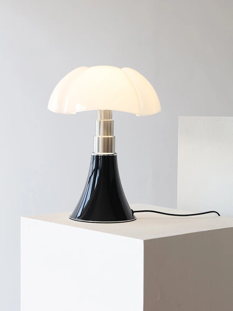Flower-Inspired Table Light – Modern Accent