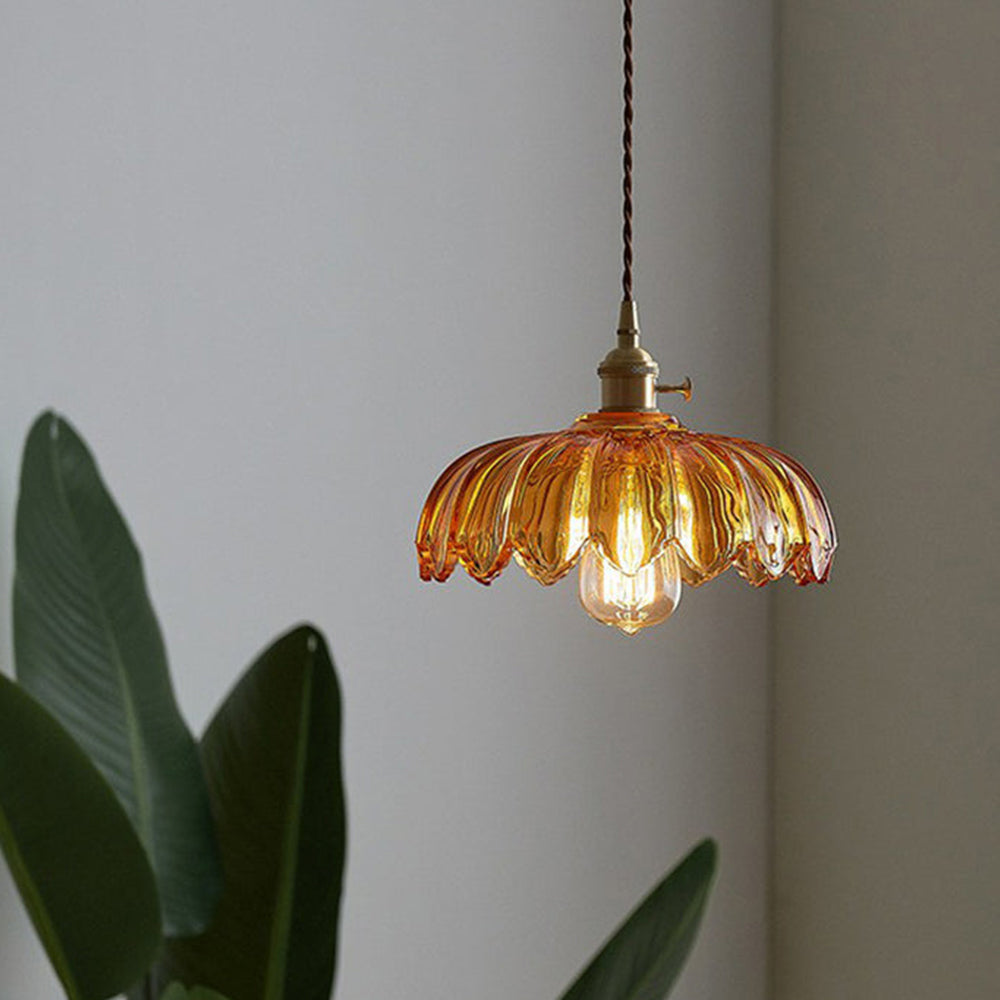 Glass pendant lamp with vintage flair