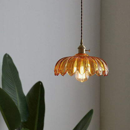 Glass pendant lamp with vintage flair