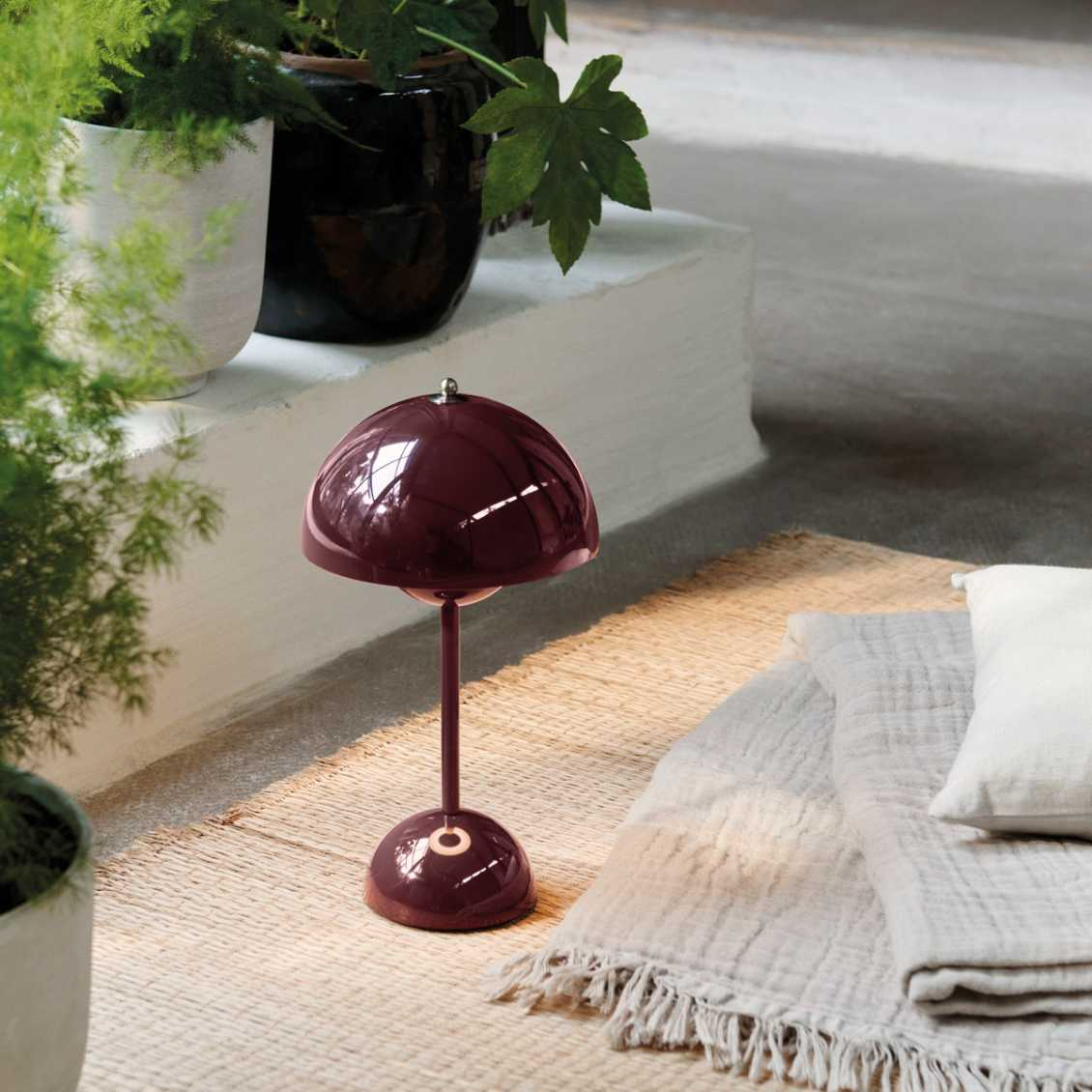 LunarGlow - LED Table Lamp for an Ambient Interior
