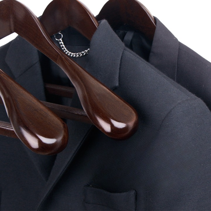 Oaklee Élite – Luxury Wooden Hangers with Refined Design