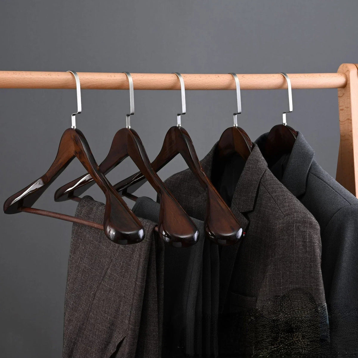 Oaklee Élite – Luxury Wooden Hangers with Refined Design