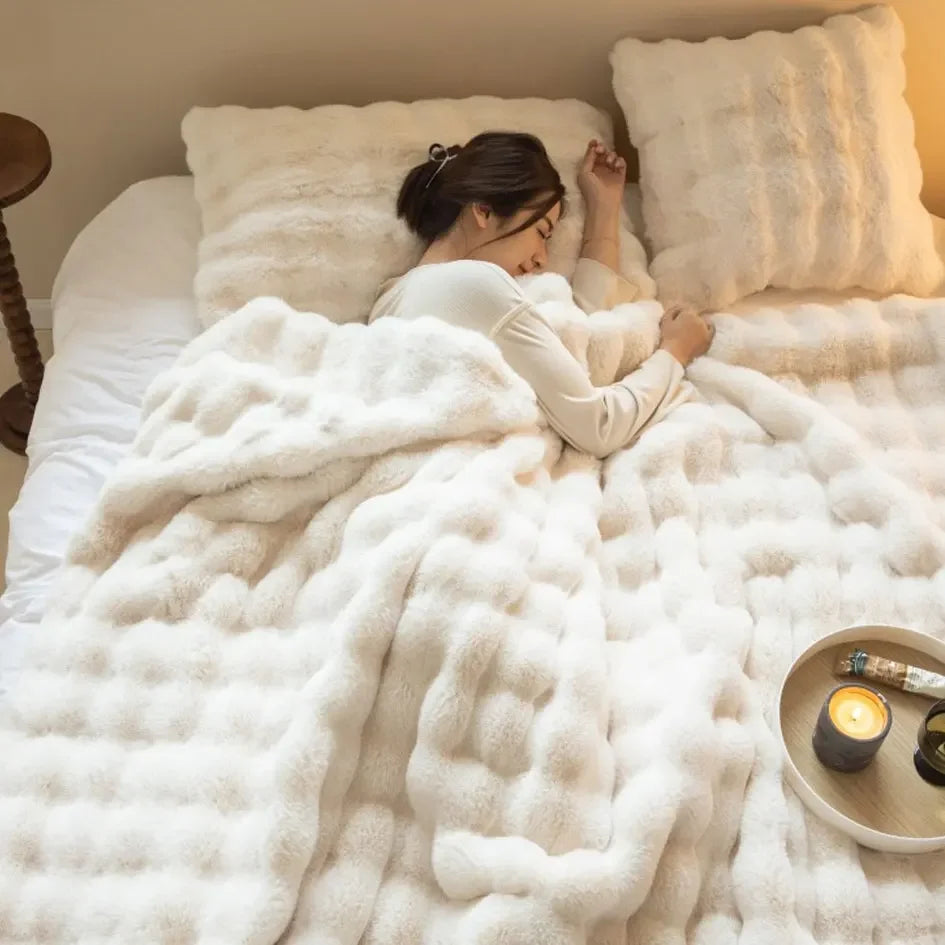 Plush Fleece Throw: luxuriously soft, year-round warmth