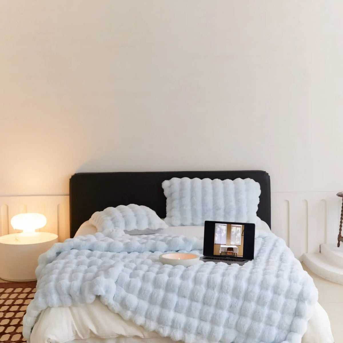 Plush Fleece Throw: luxuriously soft, year-round warmth
