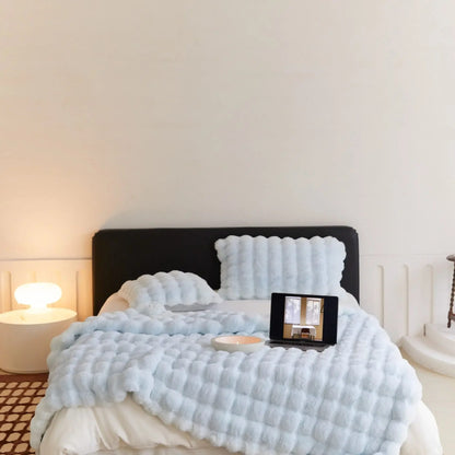 Plush Fleece Throw: luxuriously soft, year-round warmth