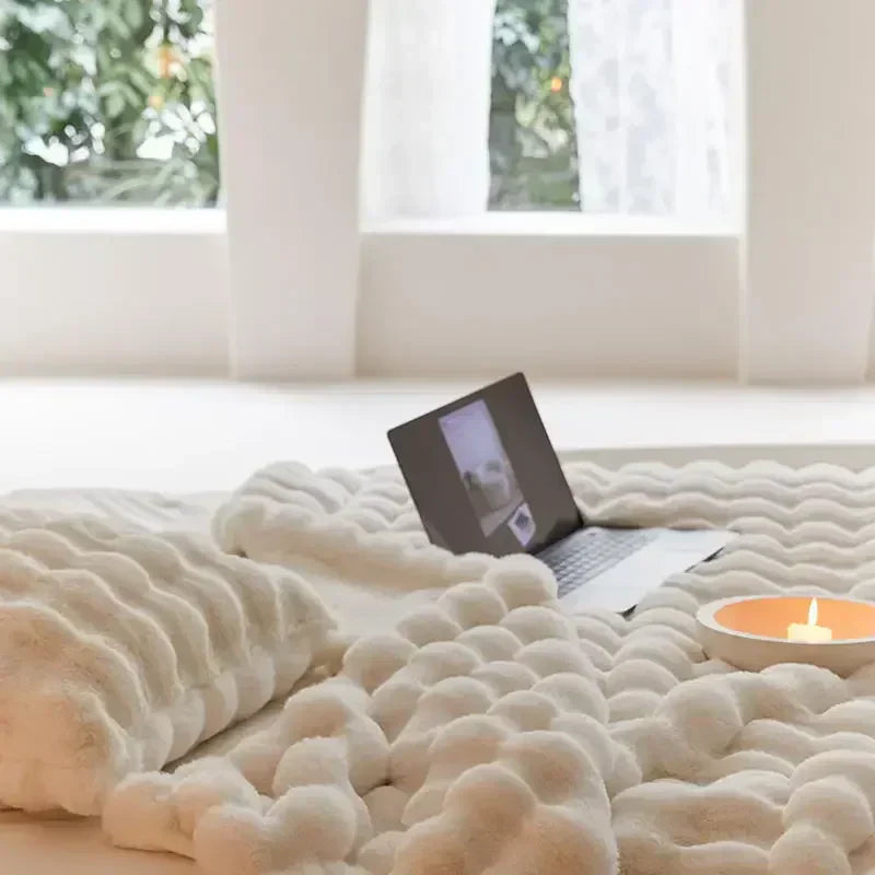 Plush Fleece Throw: luxuriously soft, year-round warmth