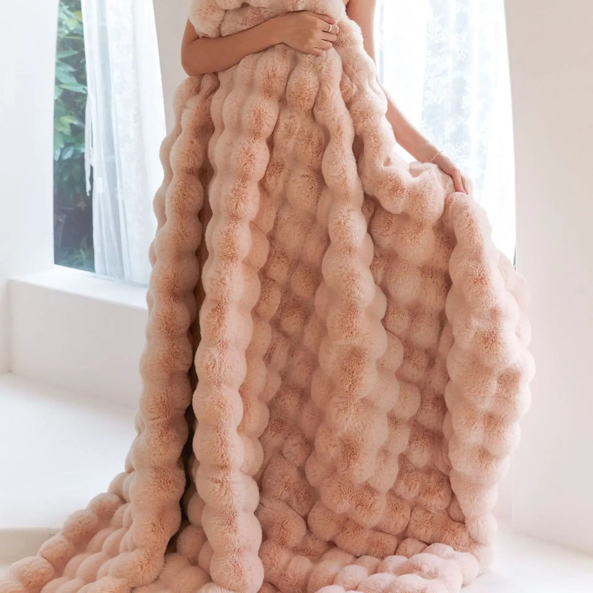 Plush Fleece Throw: luxuriously soft, year-round warmth