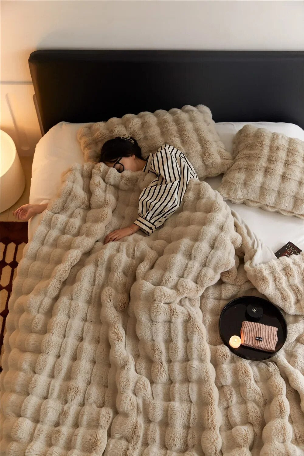 Plush Fleece Throw: luxuriously soft, year-round warmth